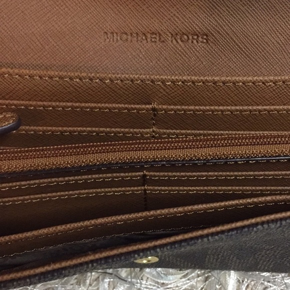 Michael Kors Fulton Brown Carryall Wallet - Picture 12 of 13